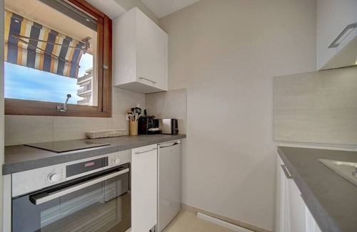Prado - Republique Apartment | Upstays Terrace 25m² Studio Carnot