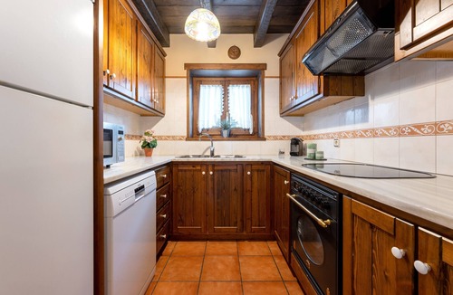Soriguerola House | Vacation Home "Casa Fontanals de Cerdanya" with Mountain View, Wi-Fi, Terrace & Garden