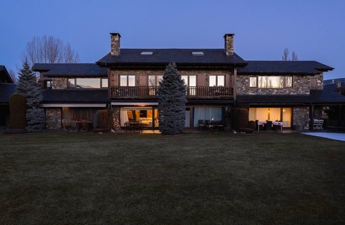 Soriguerola House | Vacation Home "Casa Fontanals de Cerdanya" with Mountain View, Wi-Fi, Terrace & Garden