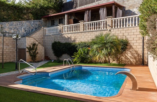 Canyelles House | Vacation Home "Casa Lourdes" with Private Pool, Garden & Wi-Fi