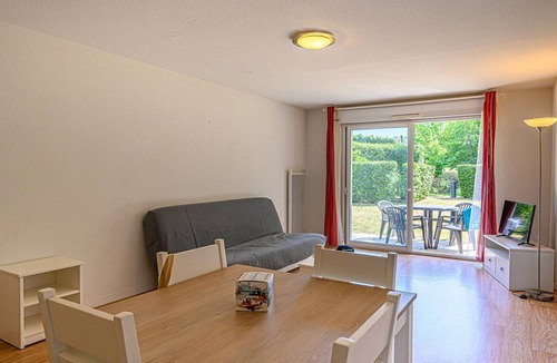 Plescop Apartment | Vannes Apartment with Balcony for 4