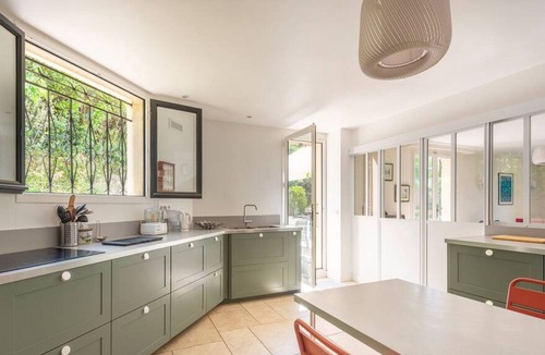 Les Beaux-Arts Villa | Villa Caroline · Charming Languedoc villa with pool in Montpellier