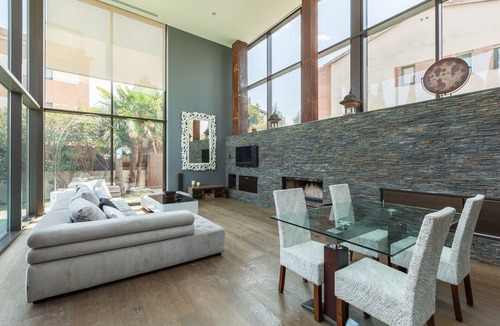 El Papiol Villa | Villa 'Espai Oliveres' with Private Pool, Wi-Fi, and Air Conditioning