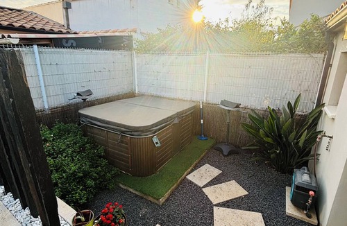 Saint-Laurent-d'Aigouze Villa | Villa with a hot tub
