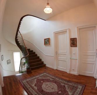 Bagneres-de-Luchon Apartment | VILLA ILIXON - Appartements privés proche du centre de Luchon, parking, billard, jardin