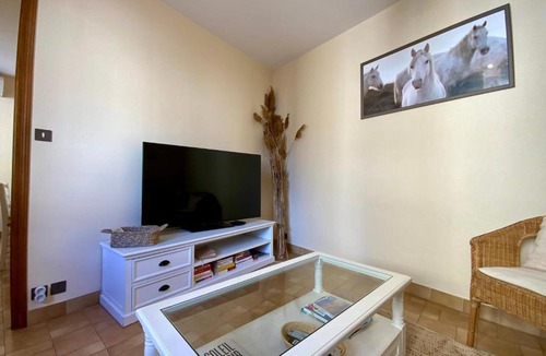 Mudaison House | Villa Isabelle- Large bright house with courtyard!
