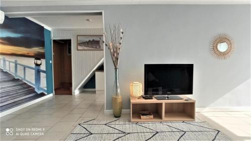 Saint-Julien-les-Rosiers Villa | Villa Les Palmiers - Piscine - Clim & Parking Privée