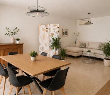 Lunel House | Villa Lunaria