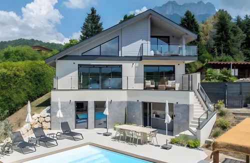 Echarvines Villa | Villa 'Near Village and Lake' with Lake View, Wi-Fi and Air Conditioning