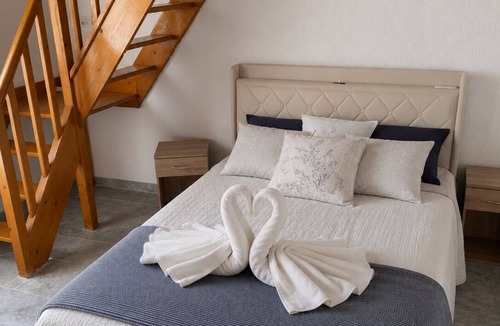 Bollene Bed & Breakfast | Villa Oasis Bollène: Room with fan; pool access.