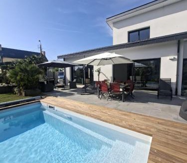 Concarneau Villa | VILLA TROPICALE - Piscine Chauffée - Plages à 5 min - 3 chambres