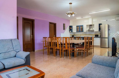 Cubelles Villa | Vista Cunit es una gran casa con piscina, barbacoa