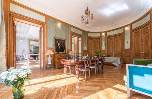 Quartier de la Plaine-de-Monceaux Apartment | Wagram Luxury Palace