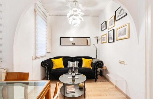 La Sagrada Familia Apartment | Whisper-Quiet 2BR Near Sagrada