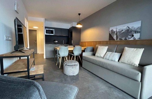 Auris Apartment | Wifi, 200m from resort center, view mountain, swimming pool, sauna, hammam, terrace, balcony, tv