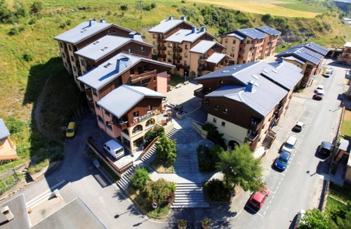 Val Cenis Apartment | Wifi, 300m from ski slopes, 1st floor, view village, balcony, parking, tv, ski locker, 39m²