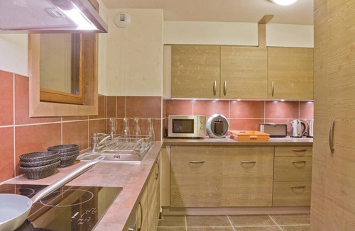 Val-Thorens Apartment | Wifi, 300m from resort center, fitness, swimming pool, sauna, hammam, balcony, tv, ski locker, 70m²
