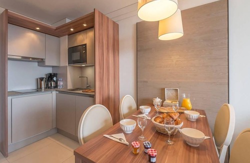 Arc-1800 Hotel | Wifi, 300m from shops, fitness, swimming pool, sauna, hammam, balcony, tv, ski locker, 55m²