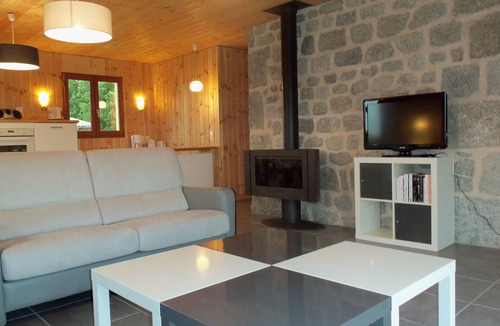 Le Malzieu-Forain Ski Chalet | Wooden chalet house on enclosed land