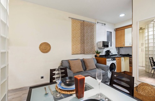 El Camp de l'Arpa del Clot Apartment | Your Barcelona Base: Cozy Apt by Sant Pau & Metro w/AC & Balcony
