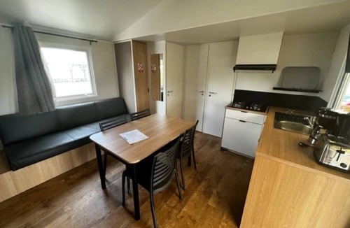 Villeneuve-les-Maguelone House | ZEcamping 2* piscine 4km plage dog friendly mobil-home TV BBQ clim