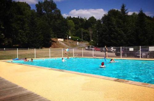 Correze Ski Chalet | ZEcamping 3 étoiles animaux acceptés piscine chauffée et épicerie