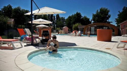 Montlaur Ski Chalet | ZEcamping 3 étoiles Aveyron - Espace aquatique calme et nature