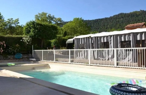 Roquefeuil Ski Chalet | ZEcamping 3 étoiles pataugeoire animaux acceptés chalet TV BBQ 28m2
