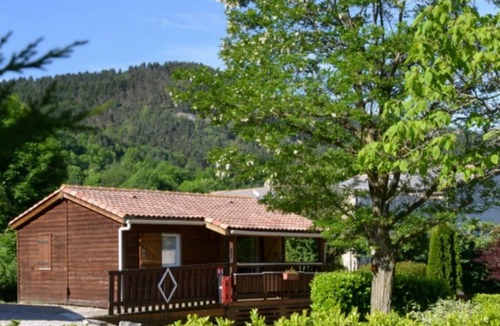 Roquefeuil Ski Chalet | ZEcamping 3 étoiles pataugeoire animaux acceptés chalet TV BBQ 28m2