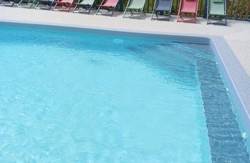 Reyrevignes Ski Chalet | ZEcamping 3* familial piscine chauffée animaux acceptés chalet TV BBQ