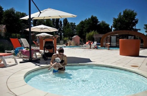 Montlaur Ski Chalet | ZEcamping 3* piscine couverte chalet TV BBQ clim 29m2 4 pers