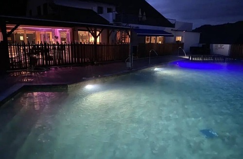 Vic-sur-Cere Ski Chalet | ZEcamping 4 étoiles piscine couverte dog friendly animations chalet TV