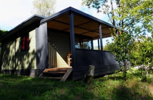 Vic-sur-Cere Ski Chalet | ZEcamping 4 étoiles piscine couverte dog friendly animations chalet TV