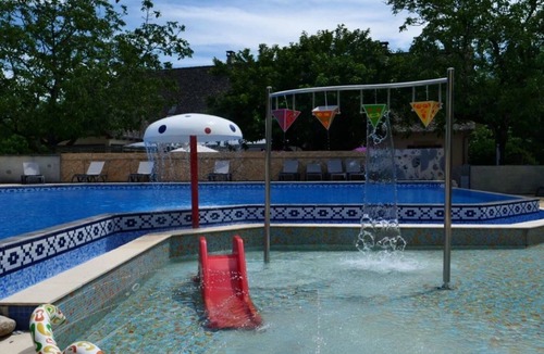 Monceaux-sur-Dordogne House | ZEcamping 4 étoiles familial piscine couverte pet friendly cottage TV