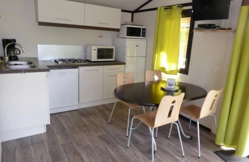 Aramits Ski Chalet | ZEcamping 4 étoiles piscine chauffée chalet TV LV BBQ 35m2
