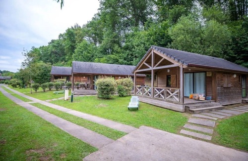 Aramits Ski Chalet | ZEcamping 4 étoiles piscine chauffée chalet TV LV BBQ 35m2
