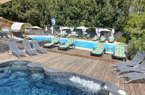 Paluds de Noves Ski Chalet | ZEcamping 4 étoiles piscine animaux acceptés jacuzzi chalet TV LV clim 32m2