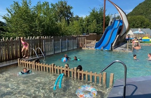 Vic-sur-Cere House | ZEcamping 4* animé piscine couverte chiens acceptés locatif TV 32m2