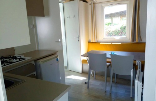 Vic-sur-Cere House | ZEcamping 4* animé piscine couverte pet friendly locatif TV 24m2