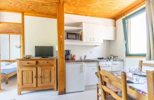 Saint-Germain-du-Teil Ski Chalet | ZEcamping piscine chauffée pet friendly chalet TV LV BBQ 31m2 6 pers