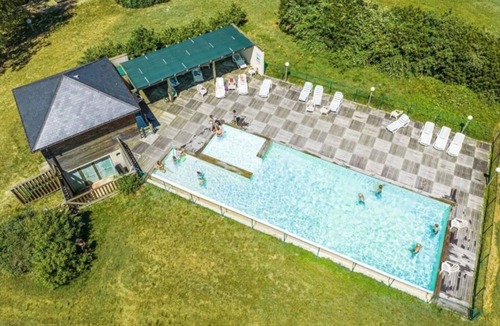 Saint-Germain-du-Teil Ski Chalet | ZEcamping piscine chauffée pet friendly chalet TV LV BBQ 31m2 6 pers