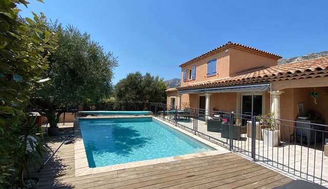 125 m² villa with swimming pool facing sainte Victoire