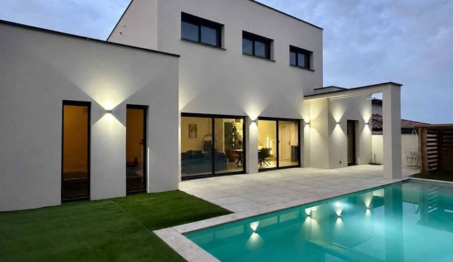 15 minutes from the beaches, recent villa with swimming pool. Ideal for families.