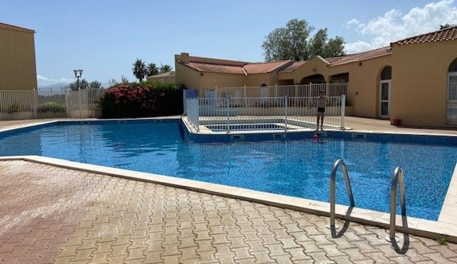 2-bedroom apartment with pool and parking, sleeps 4