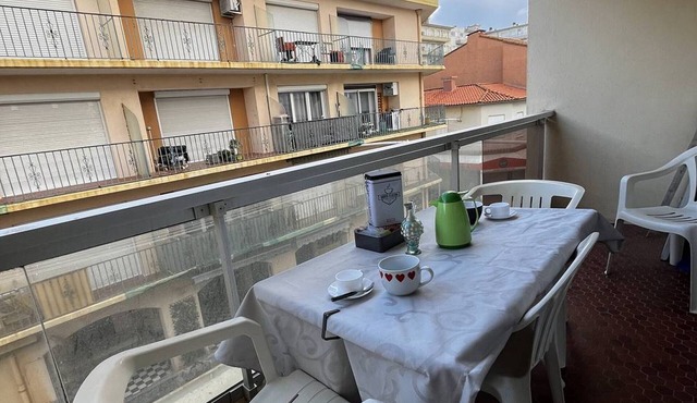 2-Bedroom Flat, 50m from the beach, near center