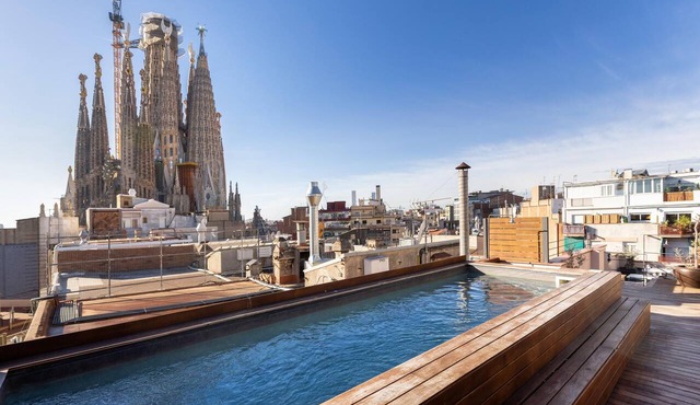 2 minutes from the Sagrada Familia with community pool