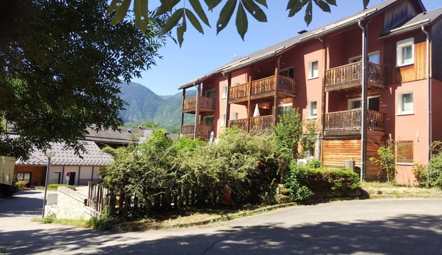 2-room apartment in Ax-les-Thermes with garden-level entry, pool, and wheelchair-accessible features