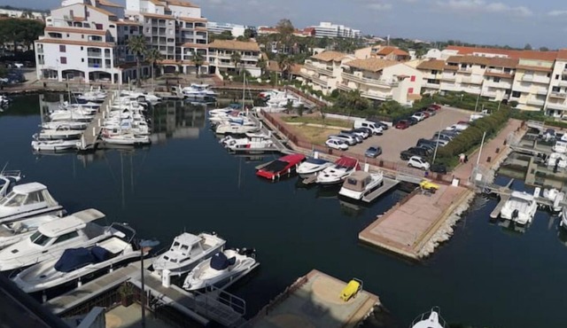2-star air-conditioned apartment near the beach with gated private parking