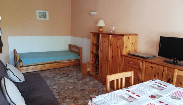 27 m2 studio + 7 m2 loggia, air conditioning, private parking, side sea view, 100m from the sea