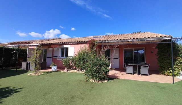 3-bedroom villa - 5 people - Swimming pool - Private parking x2 - Res